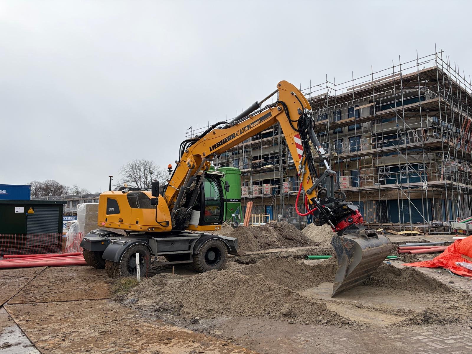 Liebherr graafmachine van Niek Zwaan bij GWW-werkzaamheden op bouwplaats
