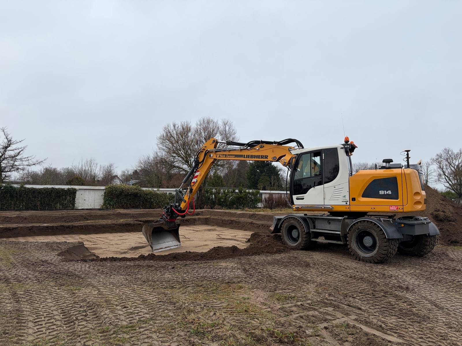 Grond egaliseren met Liebherr graafmachine
